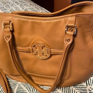 Tory Burch crossbody. The inside has a few marks but clean.
